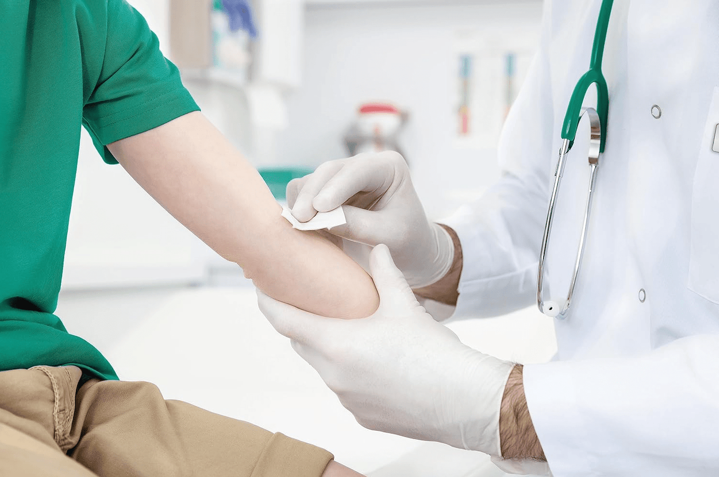 Softa Swabs I Alkoholtupfer zur Hautreinigung I Packung à 100 Stück - B. Braun