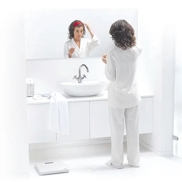 Digitale Personenwaage mit hochwertigem 2 - Komponenten - Gummibelag - weiß - Seca