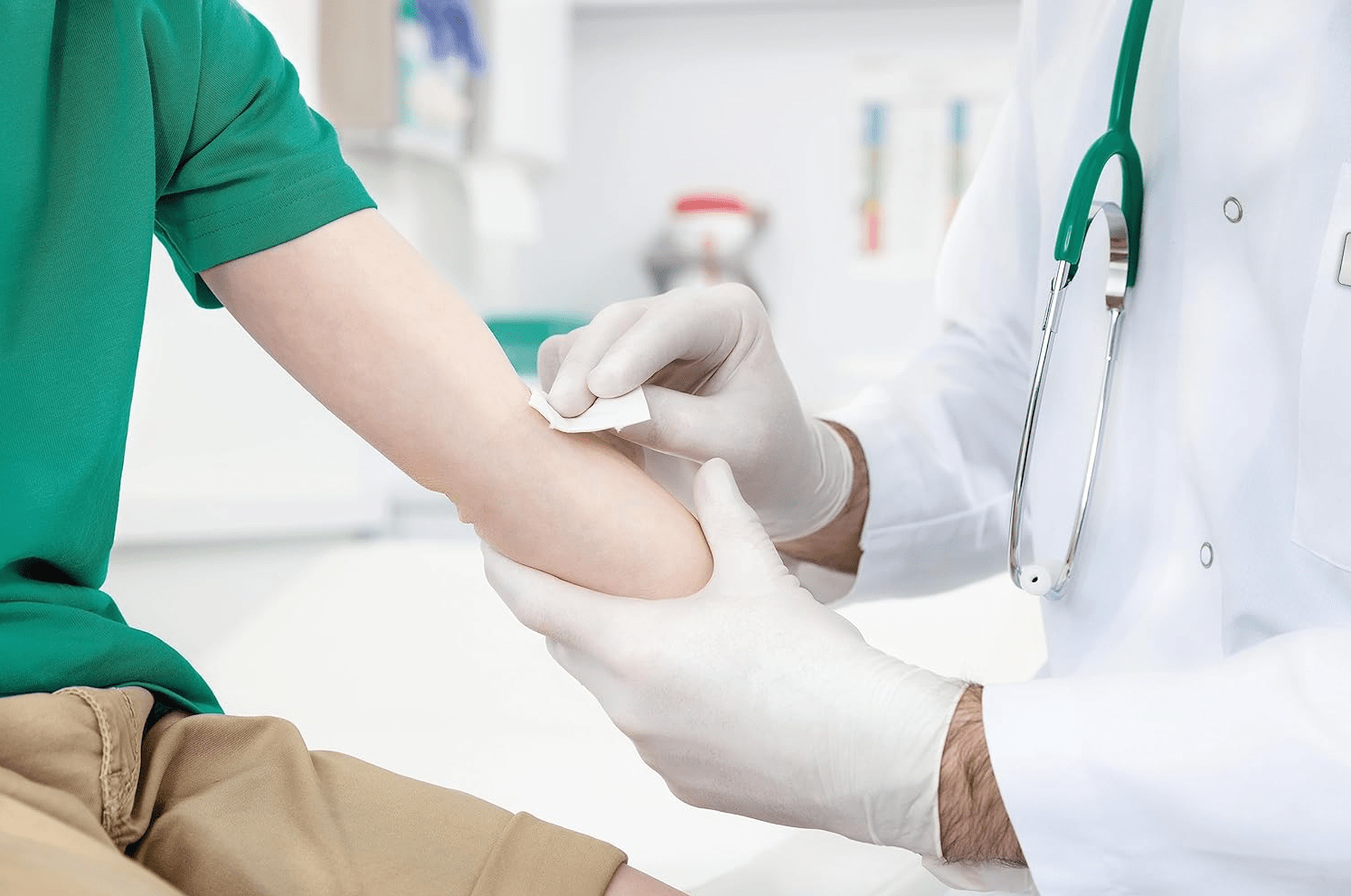 Softa Swabs I Alkoholtupfer zur Hautreinigung I Packung à 100 Stück - B. Braun